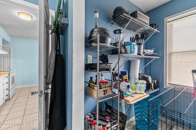 10812 Waycross Ave, Louisville, KY 40229