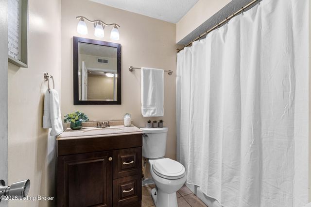 10812 Waycross Ave, Louisville, KY 40229