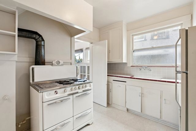 830 Walker Ave, Oakland, CA 94610