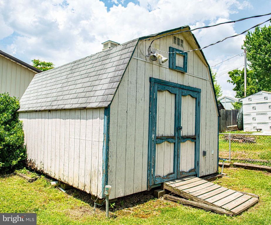 Image 12 of property listing at 614 GEORGE AVE, Baltimore, MD 21221