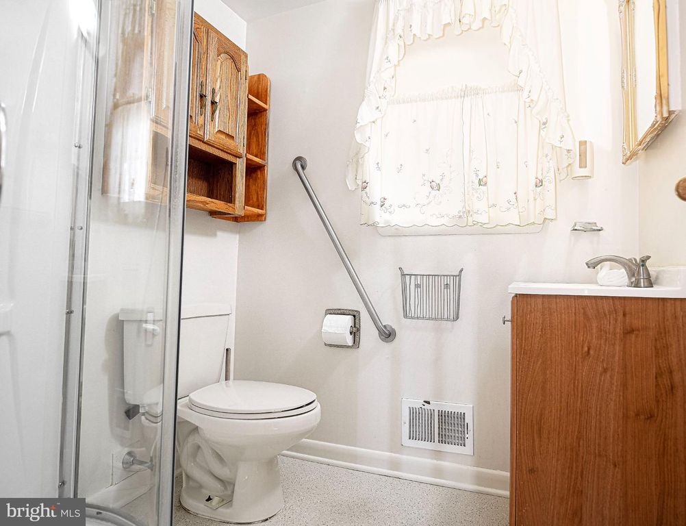 Image 29 of property listing at 614 GEORGE AVE, Baltimore, MD 21221