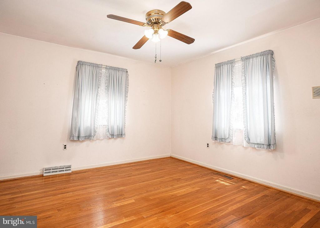 Image 33 of property listing at 614 GEORGE AVE, Baltimore, MD 21221