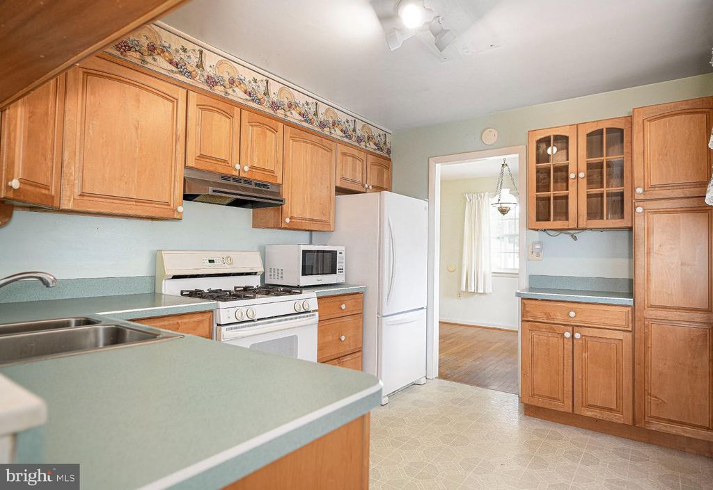 Image 40 of property listing at 614 GEORGE AVE, Baltimore, MD 21221