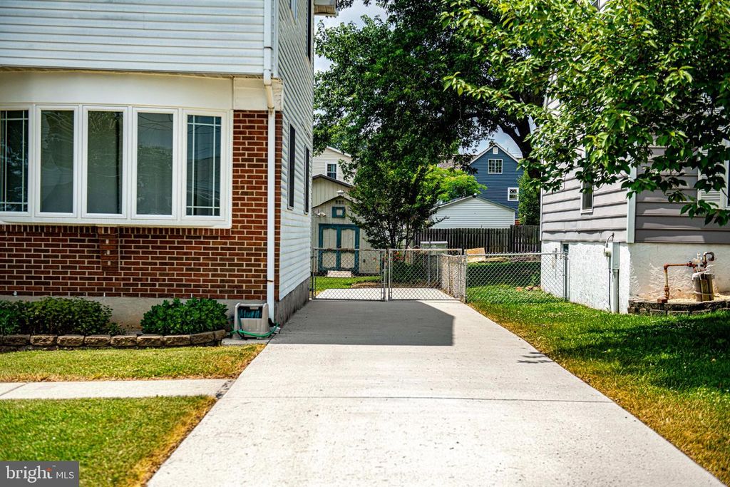 Image 5 of property listing at 614 GEORGE AVE, Baltimore, MD 21221