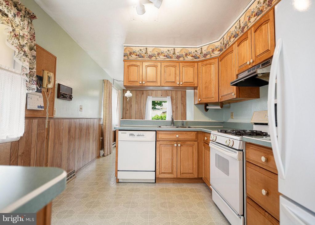 Image 41 of property listing at 614 GEORGE AVE, Baltimore, MD 21221