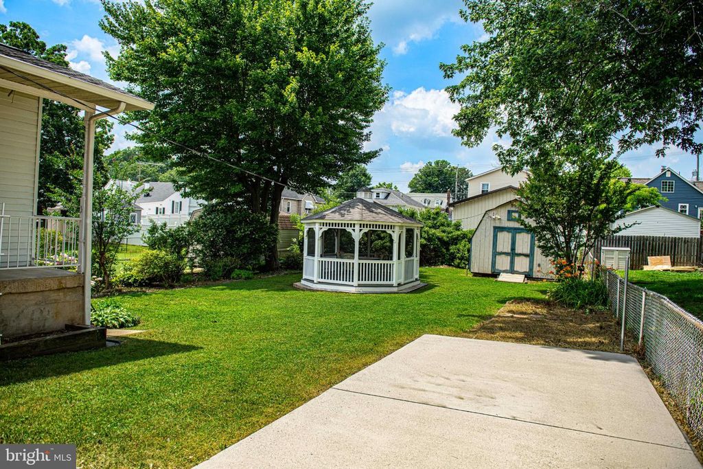 Image 7 of property listing at 614 GEORGE AVE, Baltimore, MD 21221
