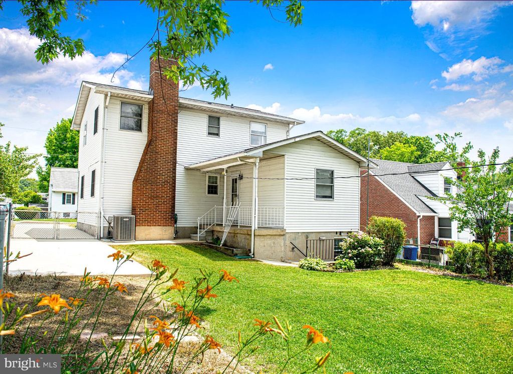 Image 8 of property listing at 614 GEORGE AVE, Baltimore, MD 21221