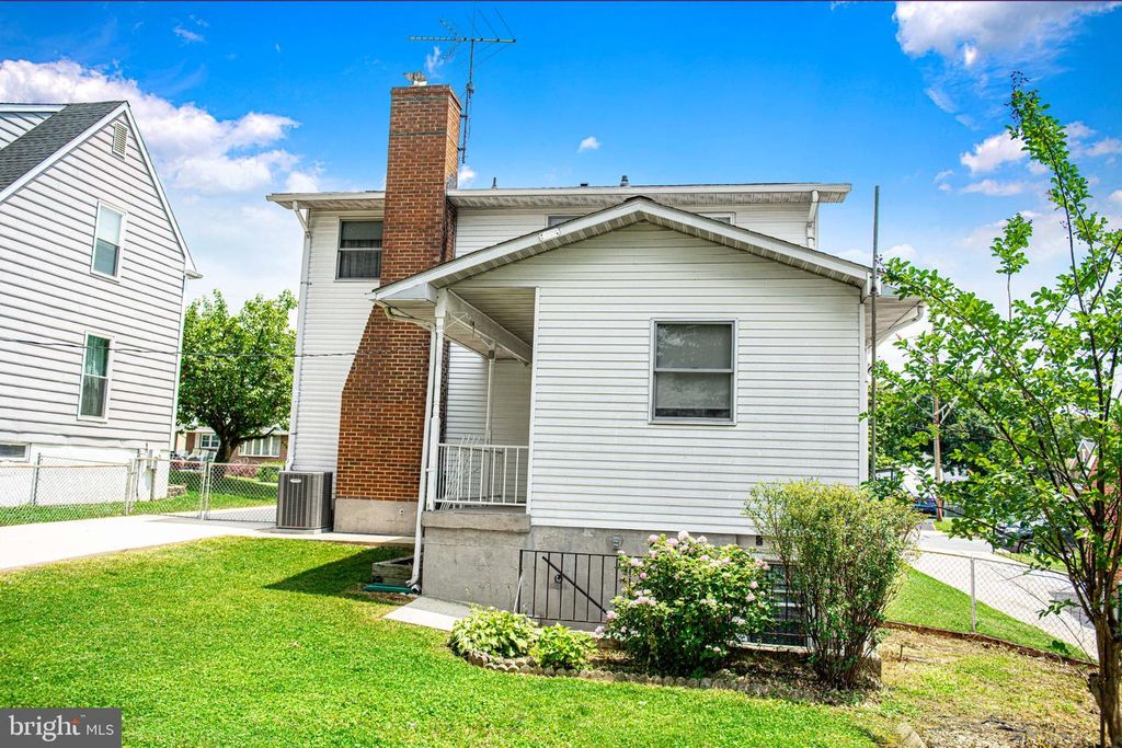 Image 9 of property listing at 614 GEORGE AVE, Baltimore, MD 21221