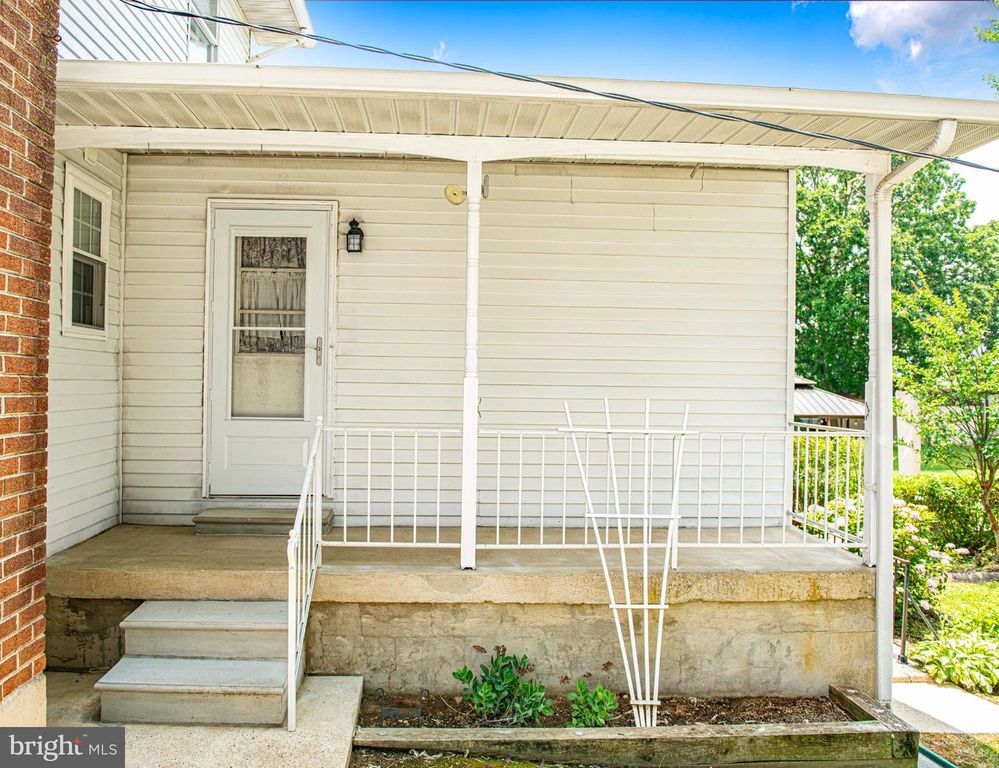 Image 10 of property listing at 614 GEORGE AVE, Baltimore, MD 21221