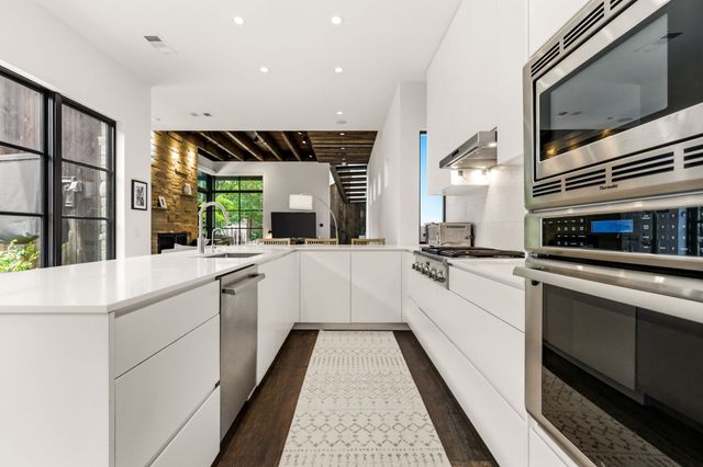 20 Vanguard Way, Dallas, TX 75243