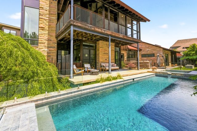 20 Vanguard Way, Dallas, TX 75243