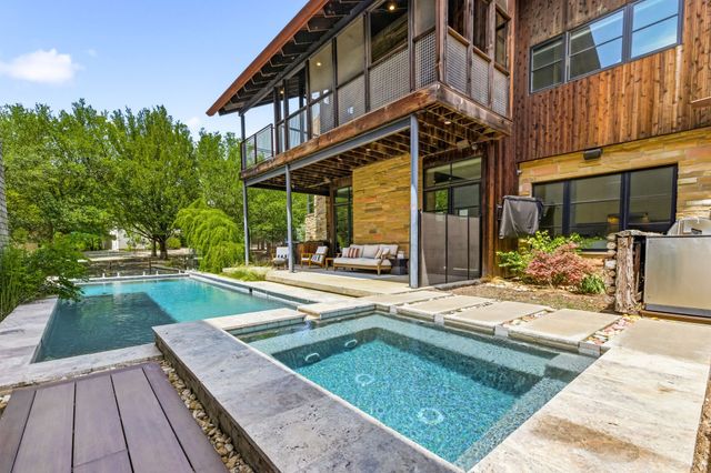 20 Vanguard Way, Dallas, TX 75243