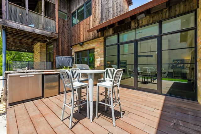 20 Vanguard Way, Dallas, TX 75243
