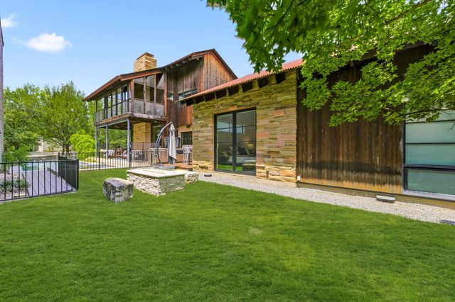 20 Vanguard Way, Dallas, TX 75243