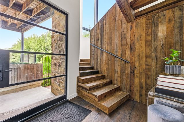 20 Vanguard Way, Dallas, TX 75243