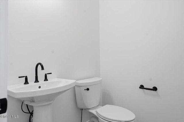 32 Bradley Circle, Halfmoon, NY 12065