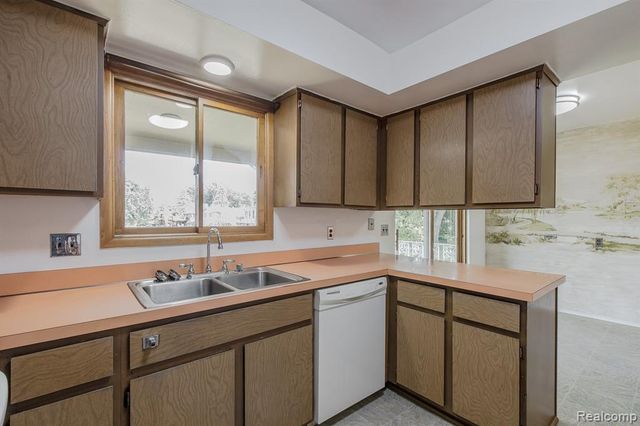 3108 Schoolhouse Drive, Waterford, MI 48329
