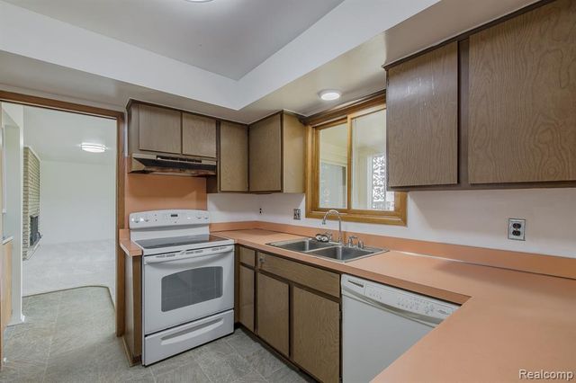 3108 Schoolhouse Drive, Waterford, MI 48329