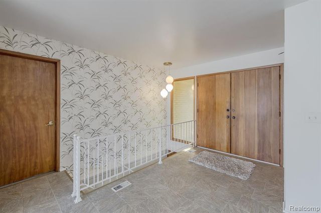 3108 Schoolhouse Drive, Waterford, MI 48329