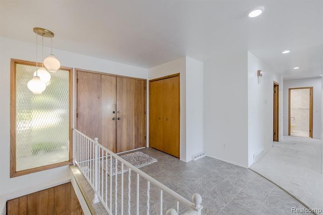 3108 Schoolhouse Drive, Waterford, MI 48329