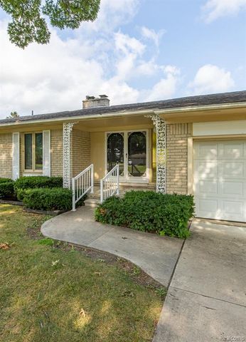 3108 Schoolhouse Drive, Waterford, MI 48329
