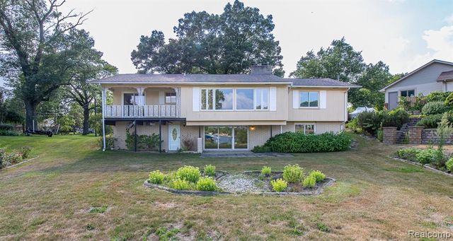 3108 Schoolhouse Drive, Waterford, MI 48329