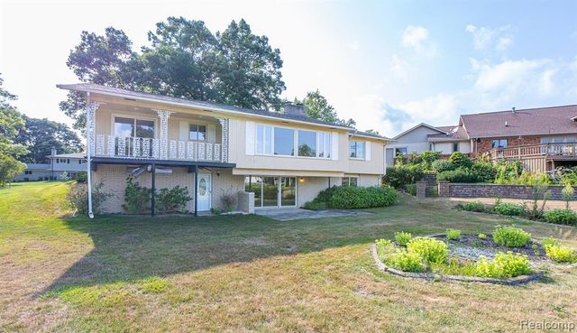 3108 Schoolhouse Drive, Waterford, MI 48329