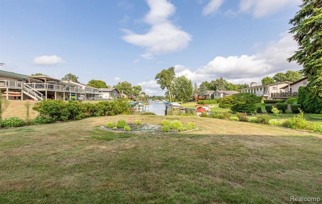 3108 Schoolhouse Drive, Waterford, MI 48329