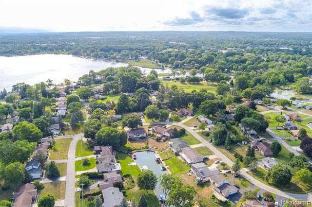 3108 Schoolhouse Drive, Waterford, MI 48329
