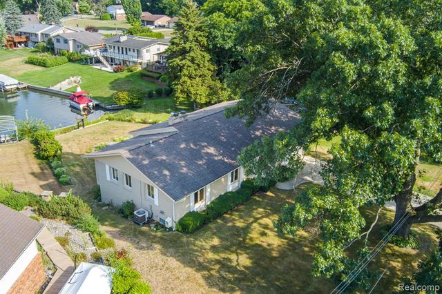 3108 Schoolhouse Drive, Waterford, MI 48329