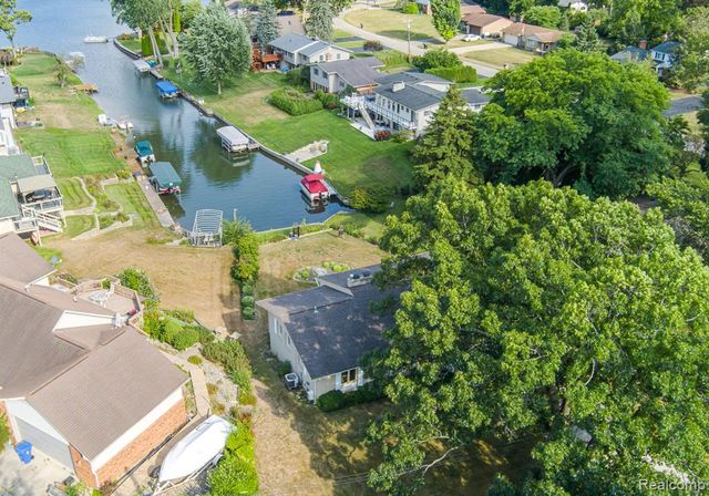 3108 Schoolhouse Drive, Waterford, MI 48329