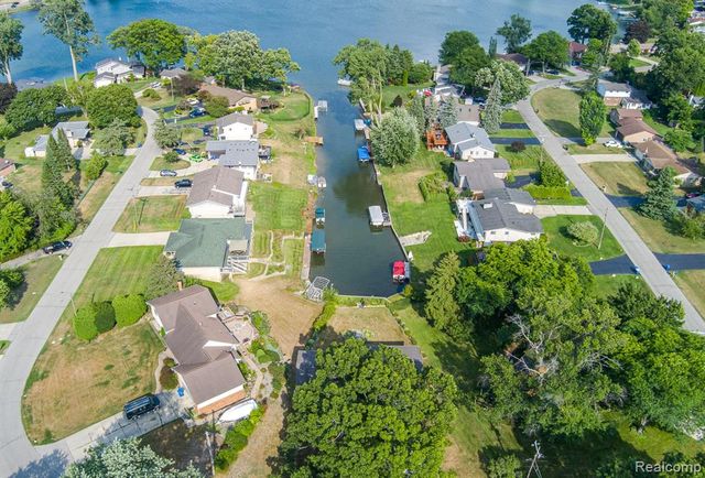 3108 Schoolhouse Drive, Waterford, MI 48329