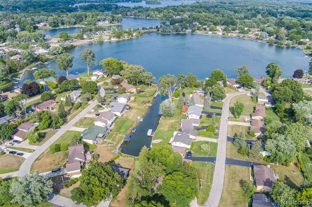 3108 Schoolhouse Drive, Waterford, MI 48329