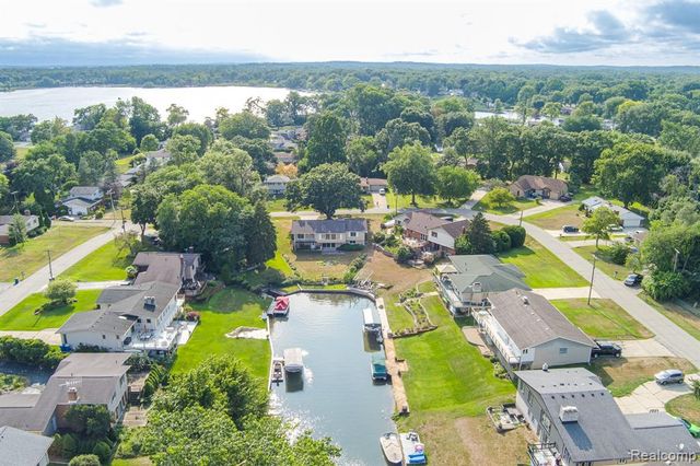 3108 Schoolhouse Drive, Waterford, MI 48329