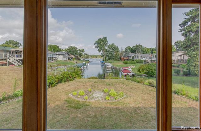 3108 Schoolhouse Drive, Waterford, MI 48329
