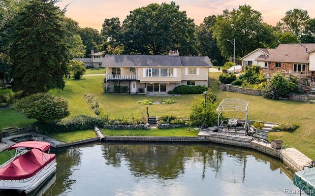 3108 Schoolhouse Drive, Waterford, MI 48329
