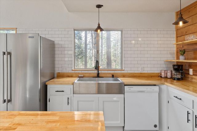 210 David Lee Rd, Arnold, CA 95223