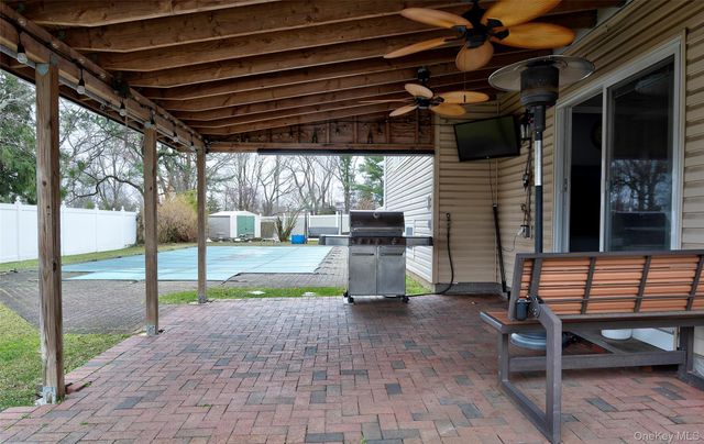 26 Stevenson Place, Deer Park, NY 11729