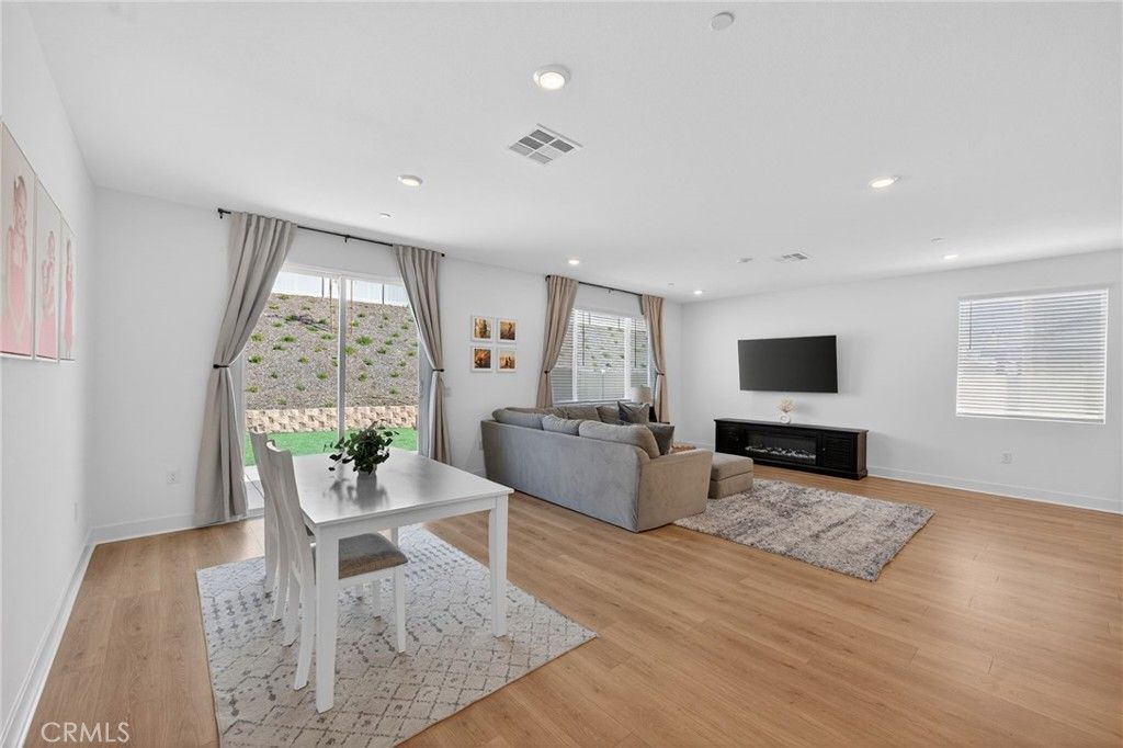 Image 10 of property listing at 33134 Celadon Avenue, Winchester, CA 92596