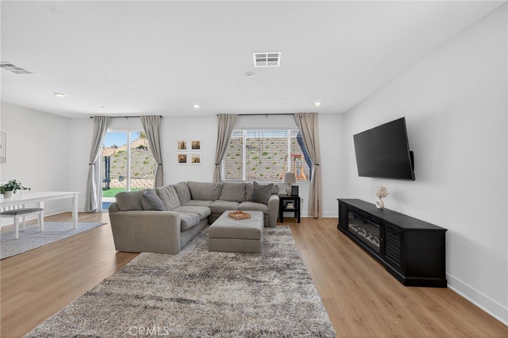 Image 7 of property listing at 33134 Celadon Avenue, Winchester, CA 92596