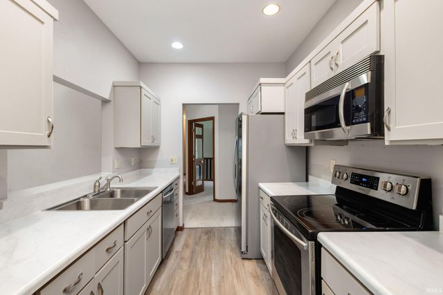 2216 Woodland Court, Elkhart, IN 46514