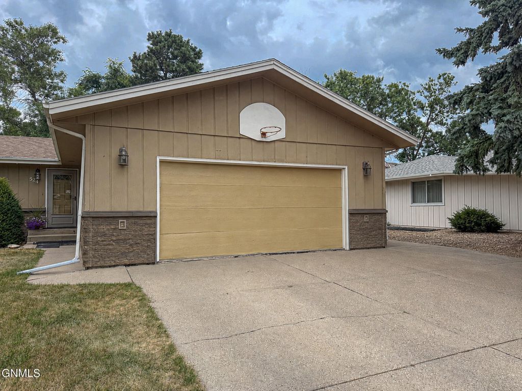 524 Weatherby Way, Bismarck, ND 58503 photo 1