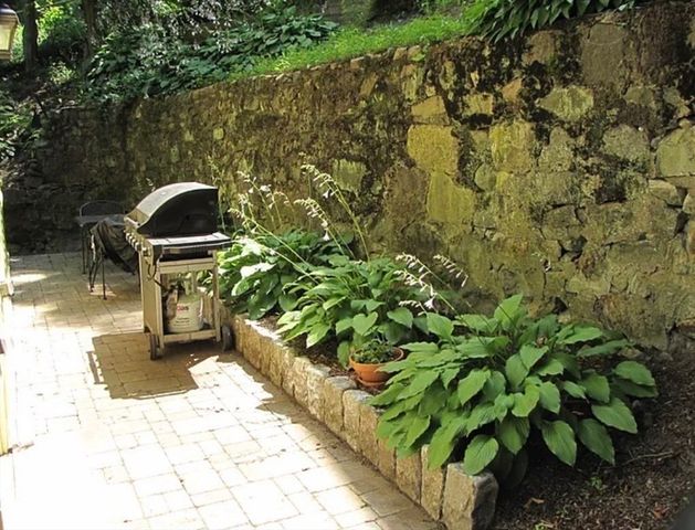 23 Rowe St 23, Boston, MA 02131