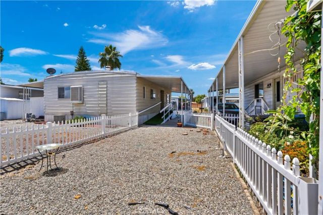 332 N Lyon 68, Hemet, CA 92543