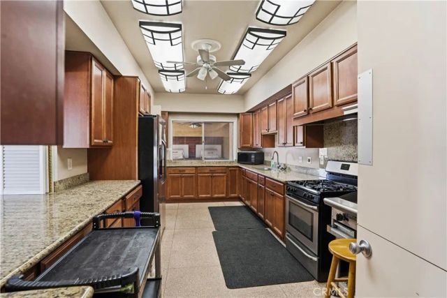 332 N Lyon 68, Hemet, CA 92543