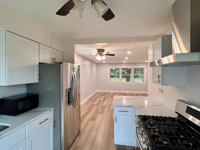 821 Belle Plaine Avenue, Gurnee, IL 60031