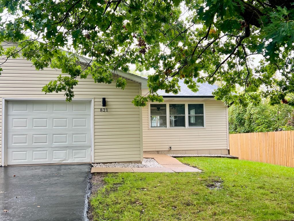 821 Belle Plaine Avenue, Gurnee, IL 60031