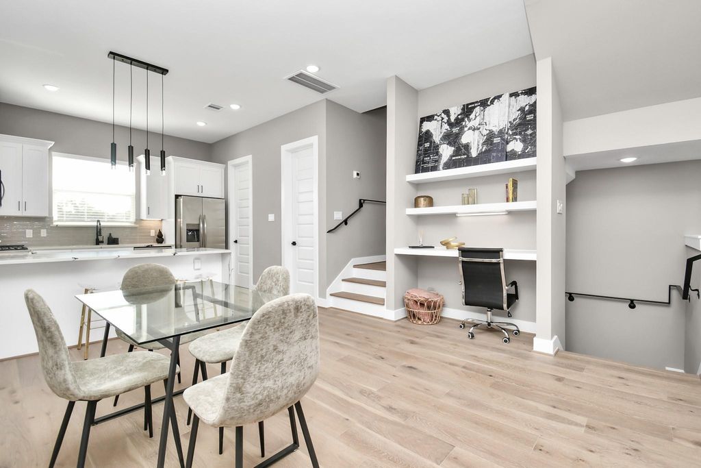 316 Thornton Road E, Houston, TX 77018
