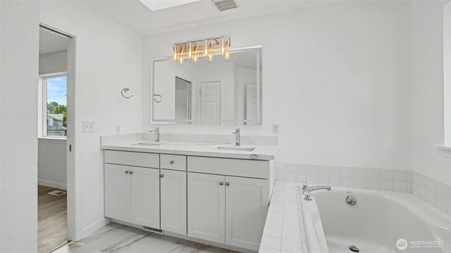 20707 122nd Place SE, Kent, WA 98031