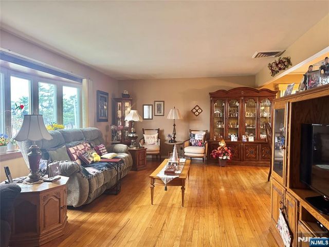 1033 Park Drive, Secaucus, NJ 07094